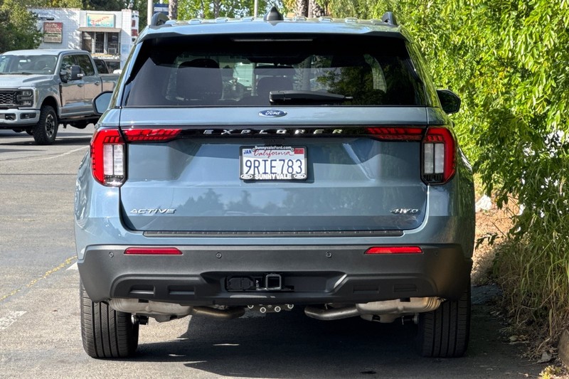 Ford Explorer Vehicle Full-screen Gallery Image 05