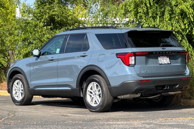 Ford Explorer Vehicle Full-screen Gallery Image 06
