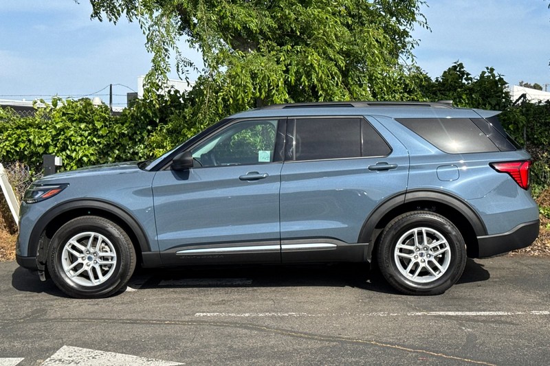 Ford Explorer Vehicle Full-screen Gallery Image 07