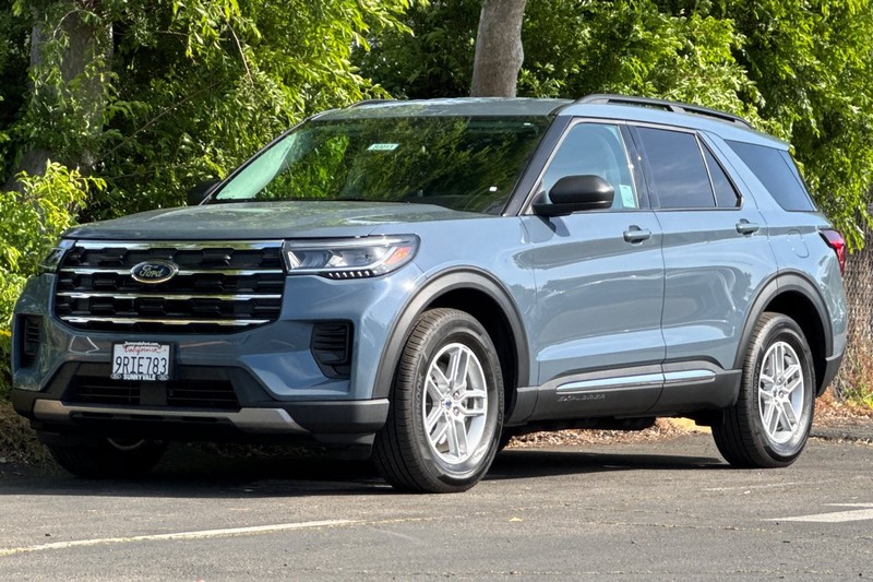 Ford Explorer Vehicle Full-screen Gallery Image 08