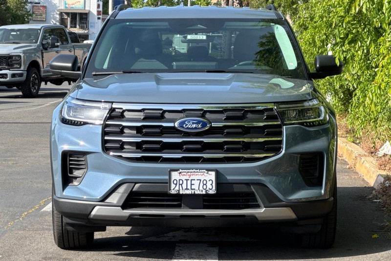 Ford Explorer Vehicle Full-screen Gallery Image 09
