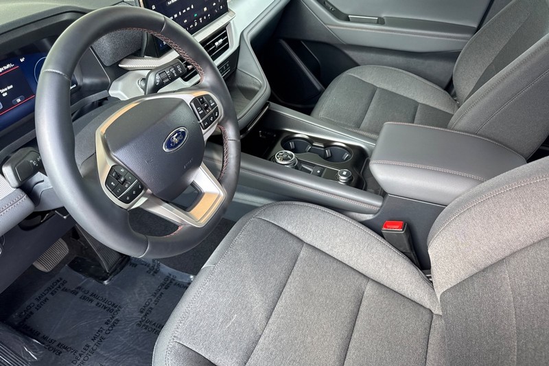 Ford Explorer Vehicle Full-screen Gallery Image 10