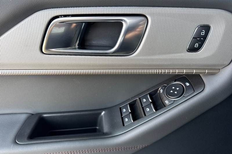 Ford Explorer Vehicle Full-screen Gallery Image 11