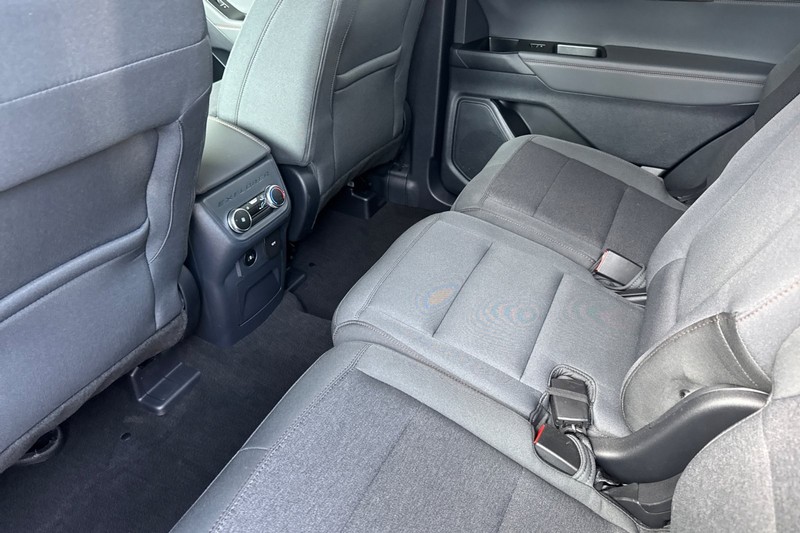 Ford Explorer Vehicle Full-screen Gallery Image 12