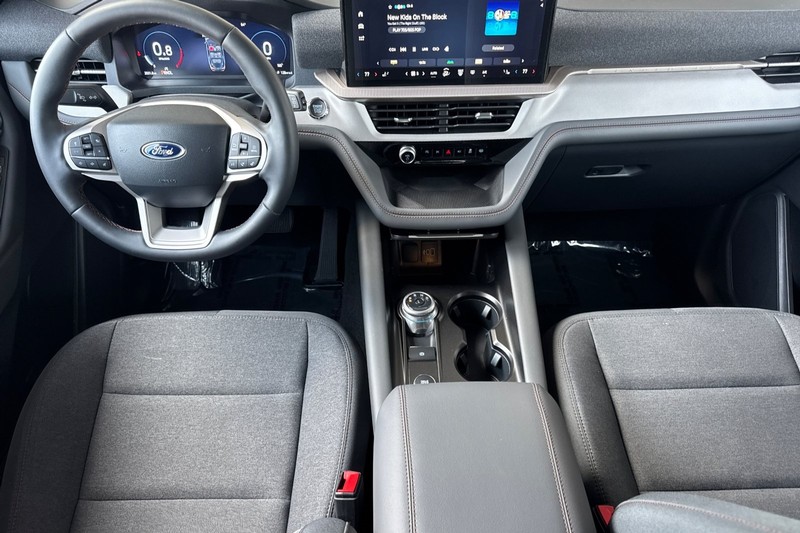 Ford Explorer Vehicle Full-screen Gallery Image 13