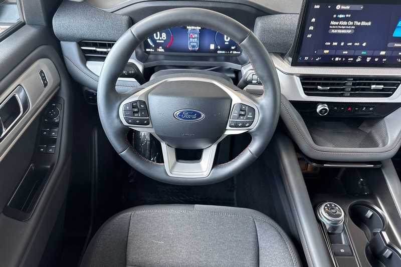 Ford Explorer Vehicle Full-screen Gallery Image 14