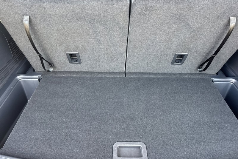 Ford Explorer Vehicle Full-screen Gallery Image 16