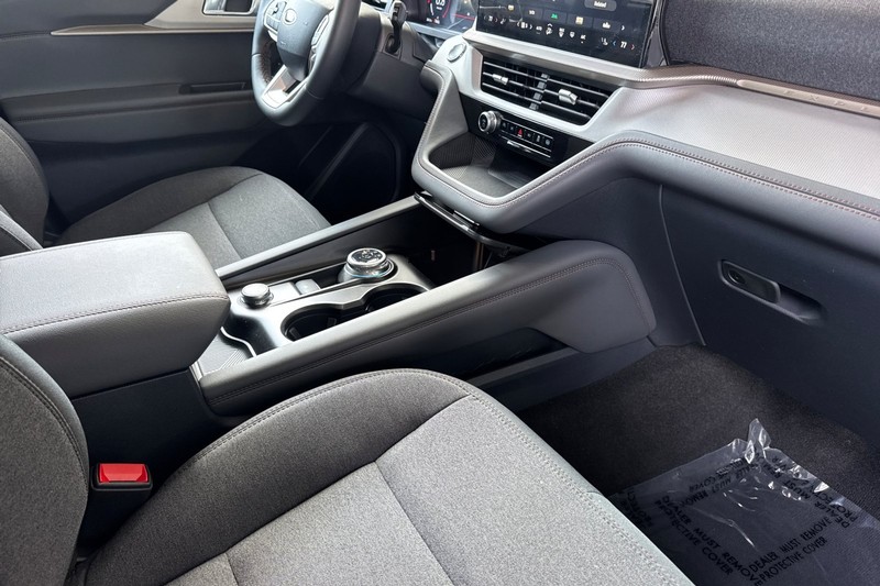 Ford Explorer Vehicle Full-screen Gallery Image 17