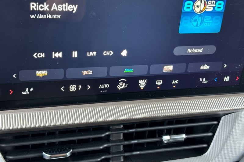 Ford Explorer Vehicle Full-screen Gallery Image 21