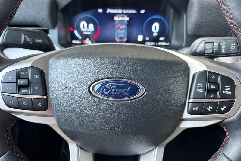 Ford Explorer Vehicle Full-screen Gallery Image 24