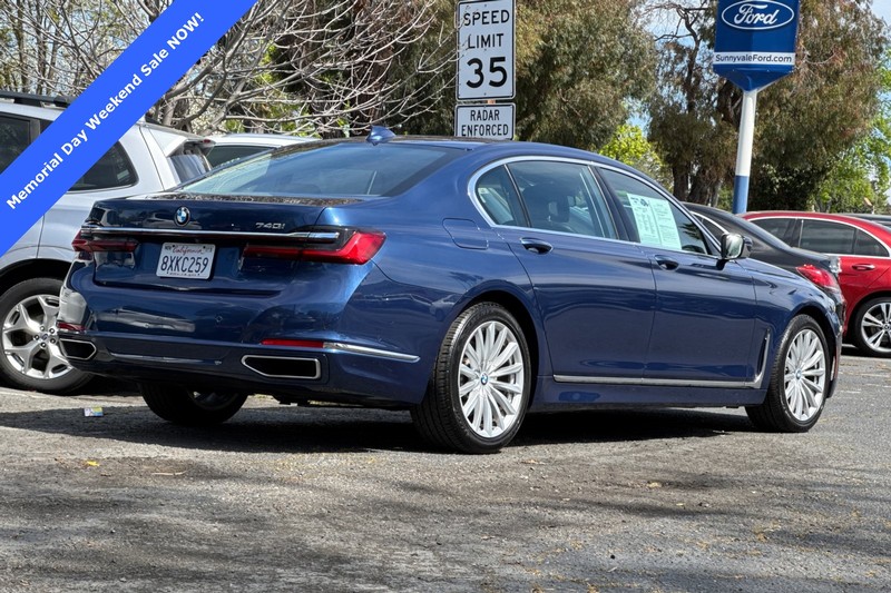 BMW 7 Series Vehicle Full-screen Gallery Image 04