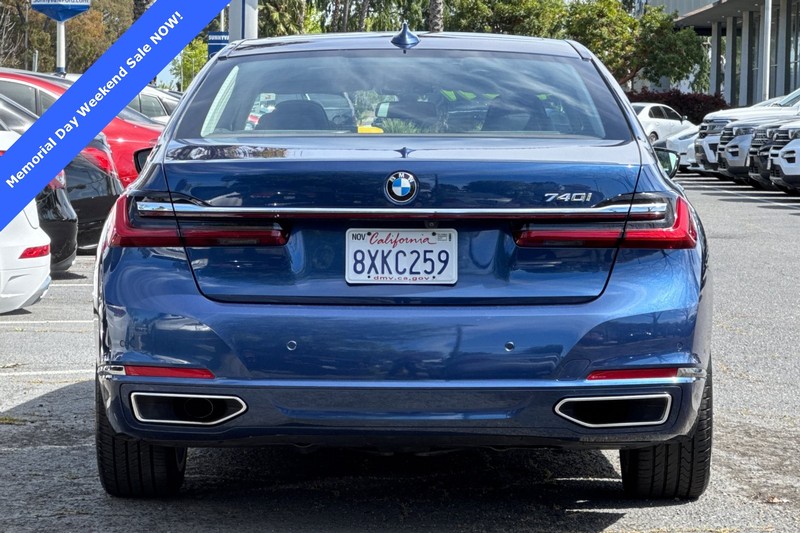 BMW 7 Series Vehicle Full-screen Gallery Image 05
