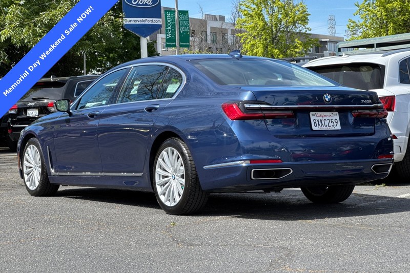 BMW 7 Series Vehicle Full-screen Gallery Image 06