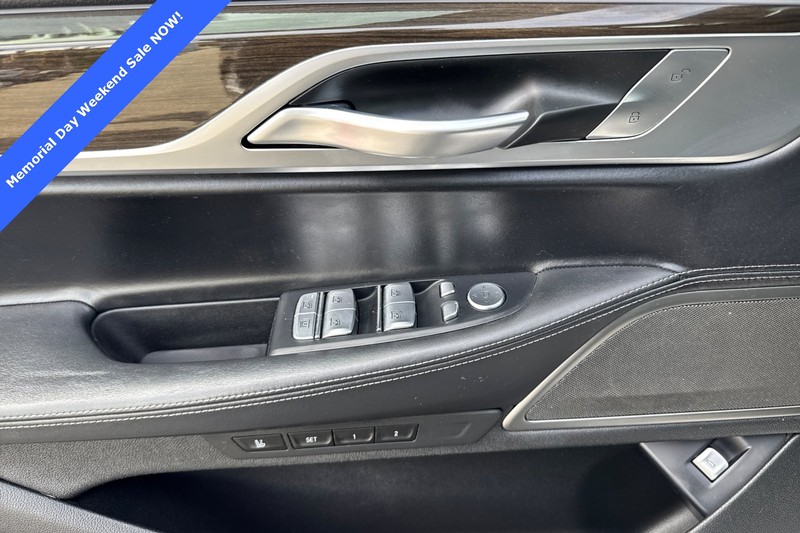 BMW 7 Series Vehicle Full-screen Gallery Image 11