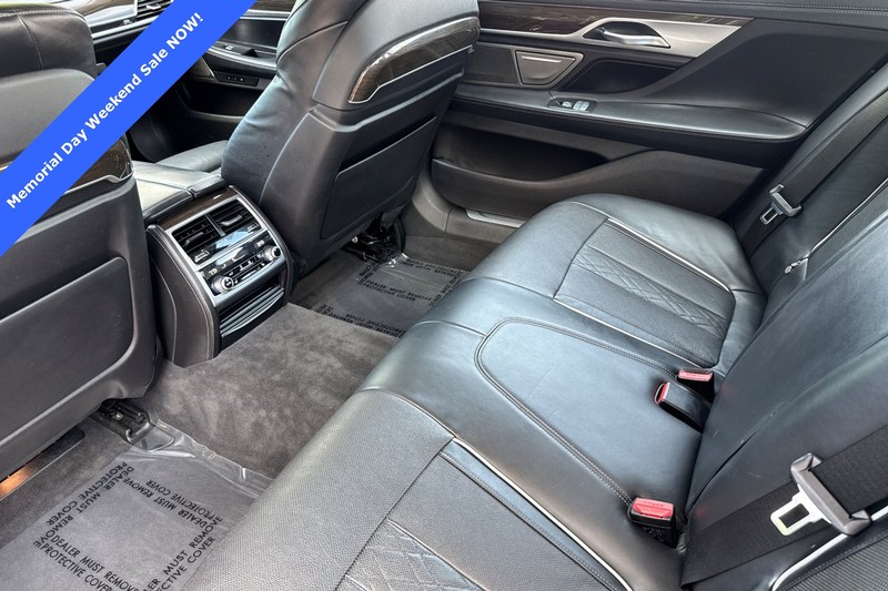 BMW 7 Series Vehicle Full-screen Gallery Image 12