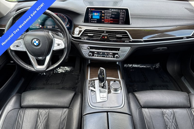 BMW 7 Series Vehicle Full-screen Gallery Image 13