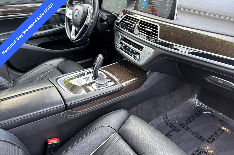 BMW 7 Series Vehicle Full-screen Gallery Image 15