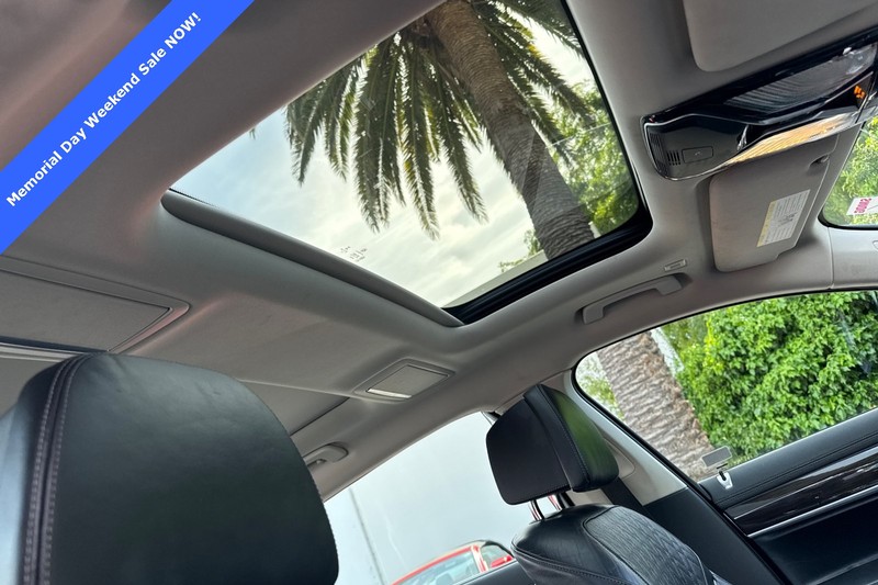 BMW 7 Series Vehicle Full-screen Gallery Image 16