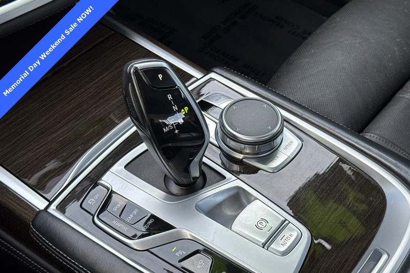 BMW 7 Series Vehicle Full-screen Gallery Image 21