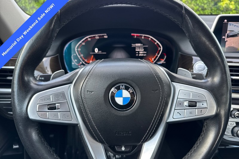 BMW 7 Series Vehicle Full-screen Gallery Image 23