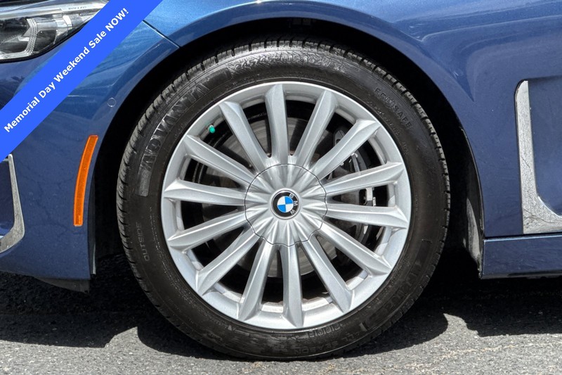 BMW 7 Series Vehicle Full-screen Gallery Image 26