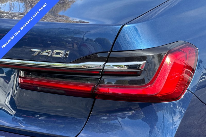 BMW 7 Series Vehicle Full-screen Gallery Image 27