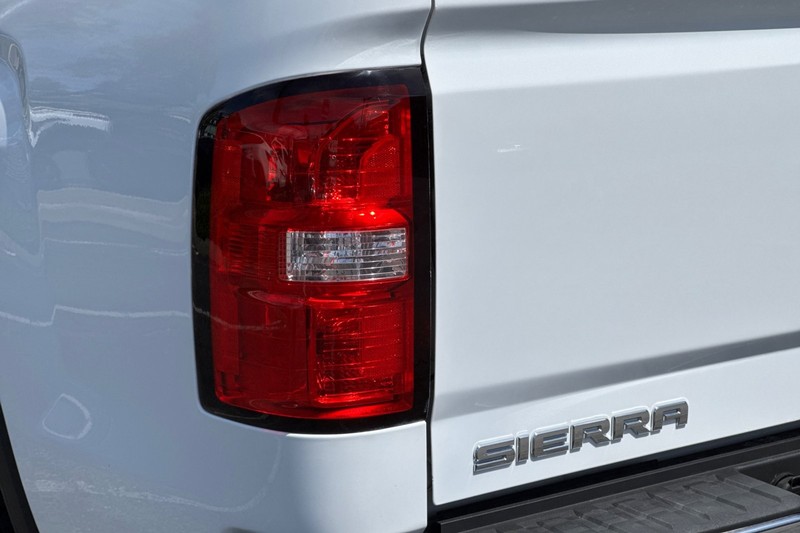 GMC Sierra 1500 Vehicle Full-screen Gallery Image 25
