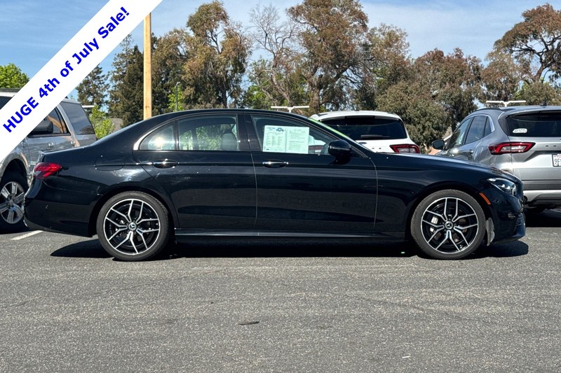 Mercedes-Benz E-Class Vehicle Full-screen Gallery Image 03