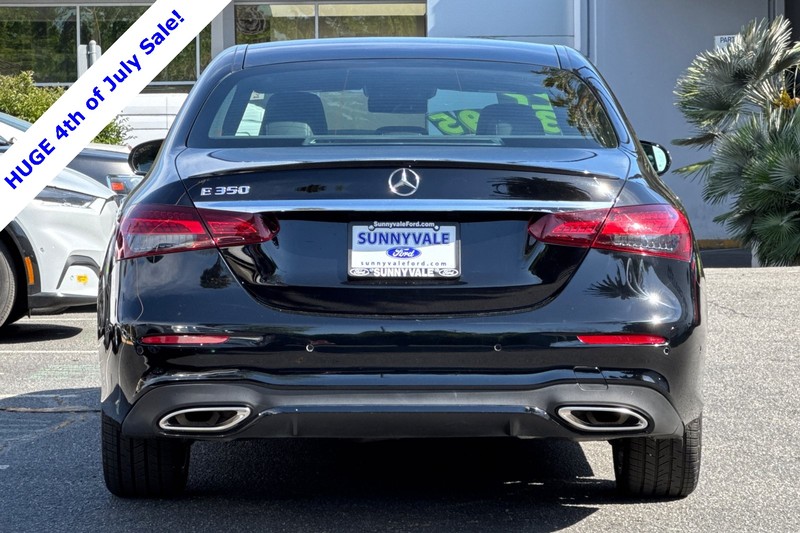 Mercedes-Benz E-Class Vehicle Full-screen Gallery Image 05