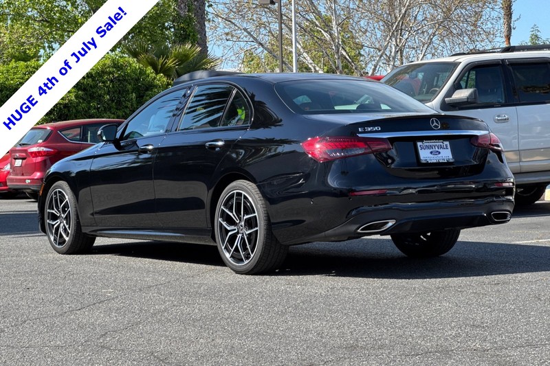 Mercedes-Benz E-Class Vehicle Full-screen Gallery Image 06