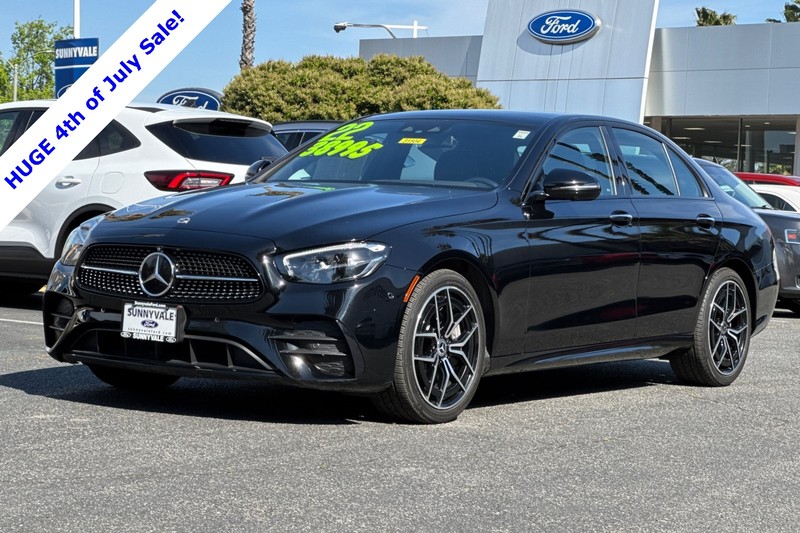 Mercedes-Benz E-Class Vehicle Full-screen Gallery Image 08