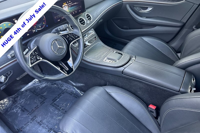 Mercedes-Benz E-Class Vehicle Full-screen Gallery Image 10
