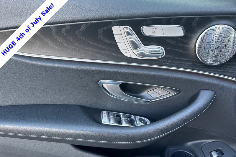 Mercedes-Benz E-Class Vehicle Full-screen Gallery Image 11