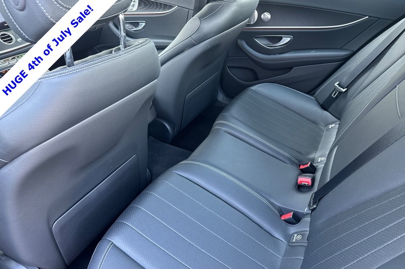 Mercedes-Benz E-Class Vehicle Full-screen Gallery Image 12
