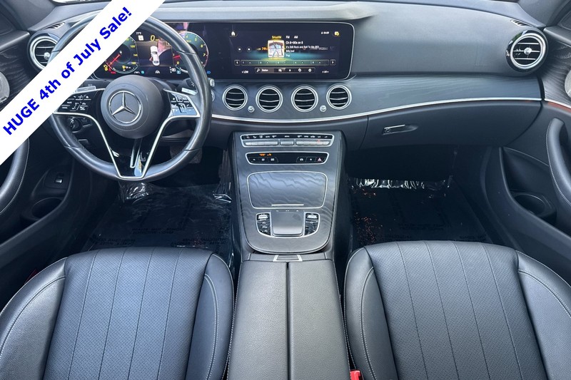 Mercedes-Benz E-Class Vehicle Full-screen Gallery Image 13