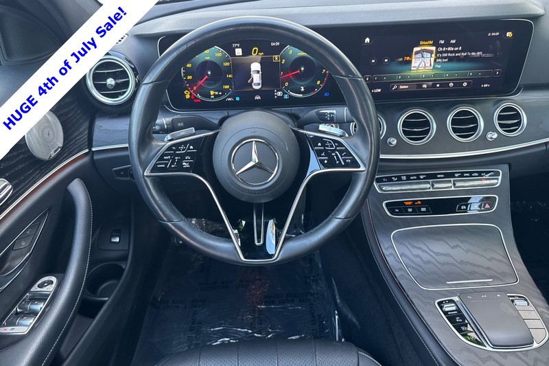 Mercedes-Benz E-Class Vehicle Full-screen Gallery Image 14