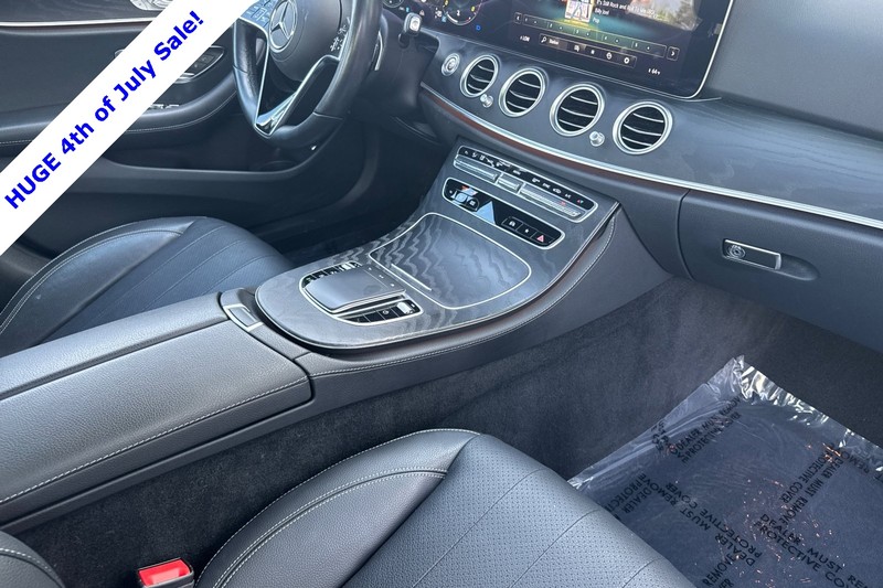 Mercedes-Benz E-Class Vehicle Full-screen Gallery Image 15