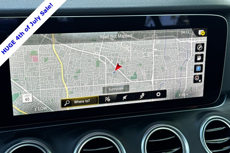 Mercedes-Benz E-Class Vehicle Full-screen Gallery Image 18
