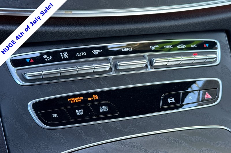 Mercedes-Benz E-Class Vehicle Full-screen Gallery Image 20