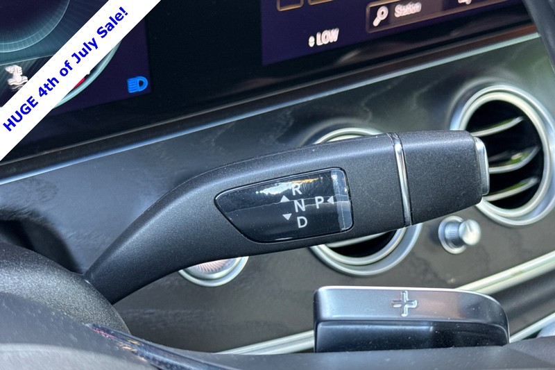 Mercedes-Benz E-Class Vehicle Full-screen Gallery Image 21