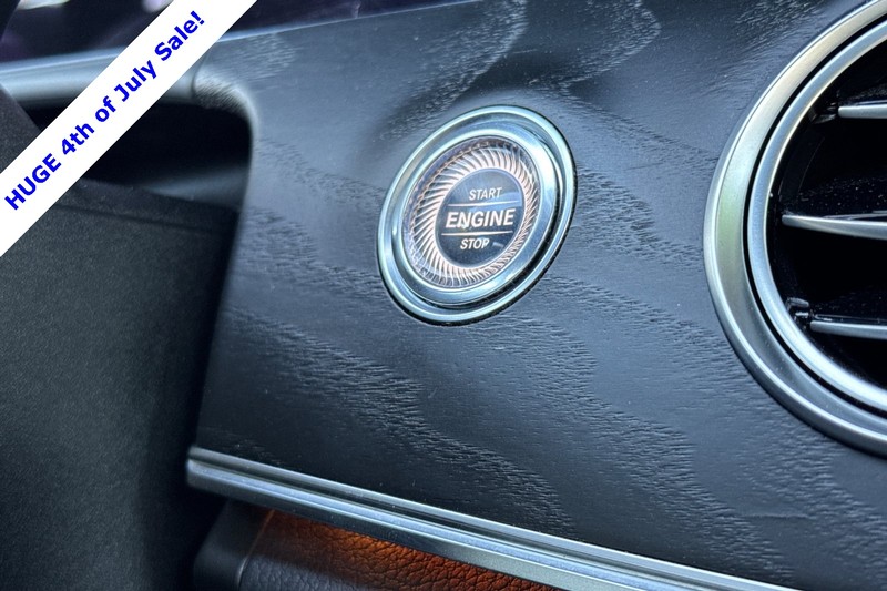 Mercedes-Benz E-Class Vehicle Full-screen Gallery Image 22