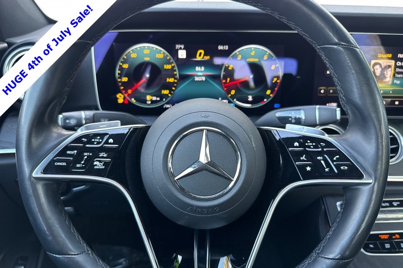 Mercedes-Benz E-Class Vehicle Full-screen Gallery Image 23