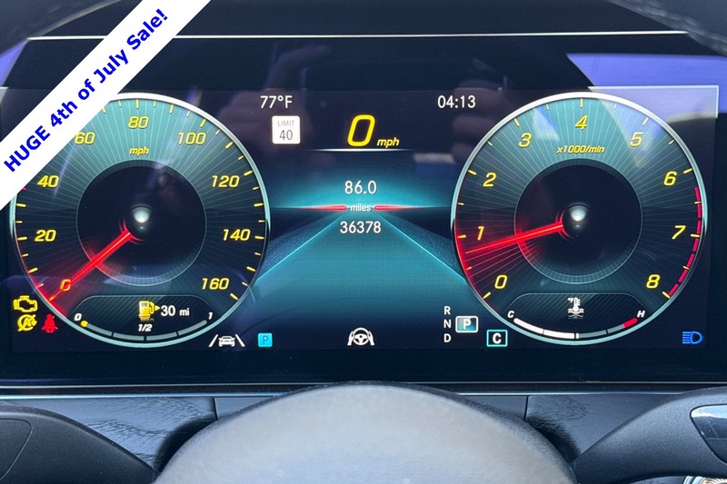 Mercedes-Benz E-Class Vehicle Full-screen Gallery Image 24