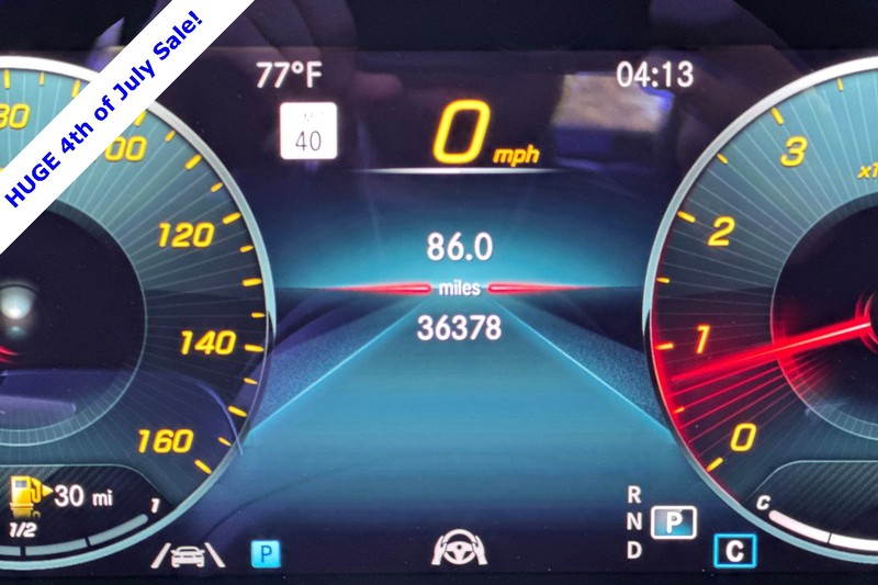 Mercedes-Benz E-Class Vehicle Full-screen Gallery Image 25