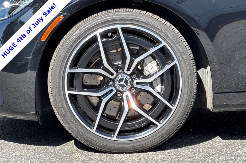 Mercedes-Benz E-Class Vehicle Full-screen Gallery Image 26
