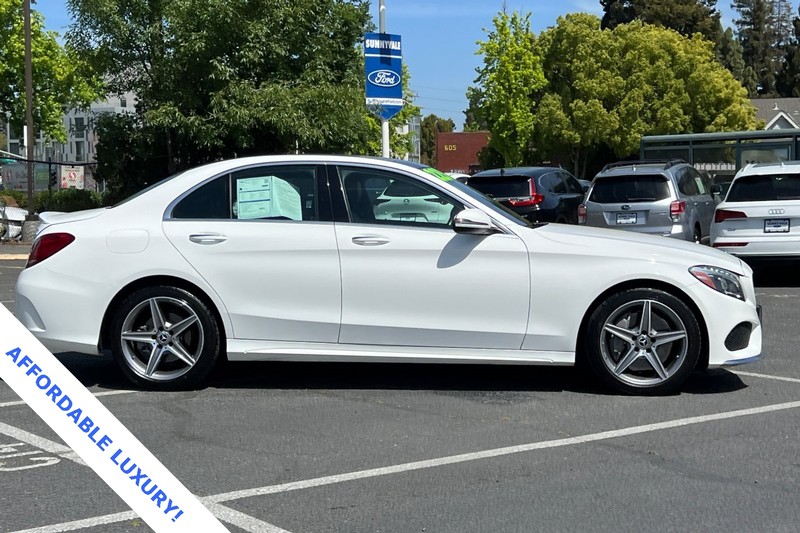 Mercedes-Benz C-Class Vehicle Full-screen Gallery Image 03