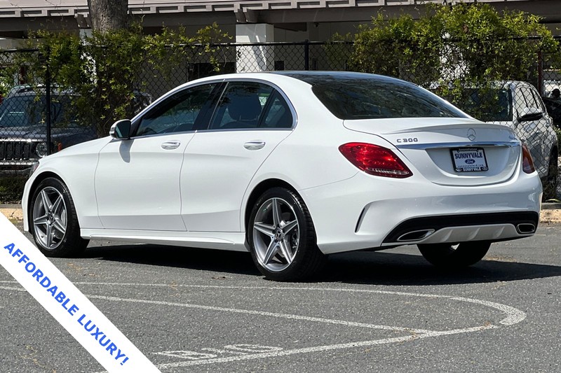 Mercedes-Benz C-Class Vehicle Full-screen Gallery Image 06