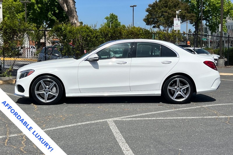 Mercedes-Benz C-Class Vehicle Full-screen Gallery Image 08