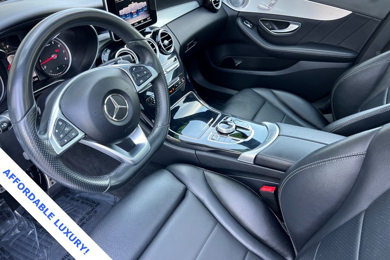 Mercedes-Benz C-Class Vehicle Full-screen Gallery Image 11