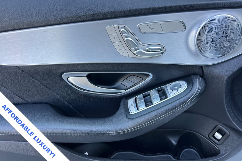 Mercedes-Benz C-Class Vehicle Full-screen Gallery Image 12